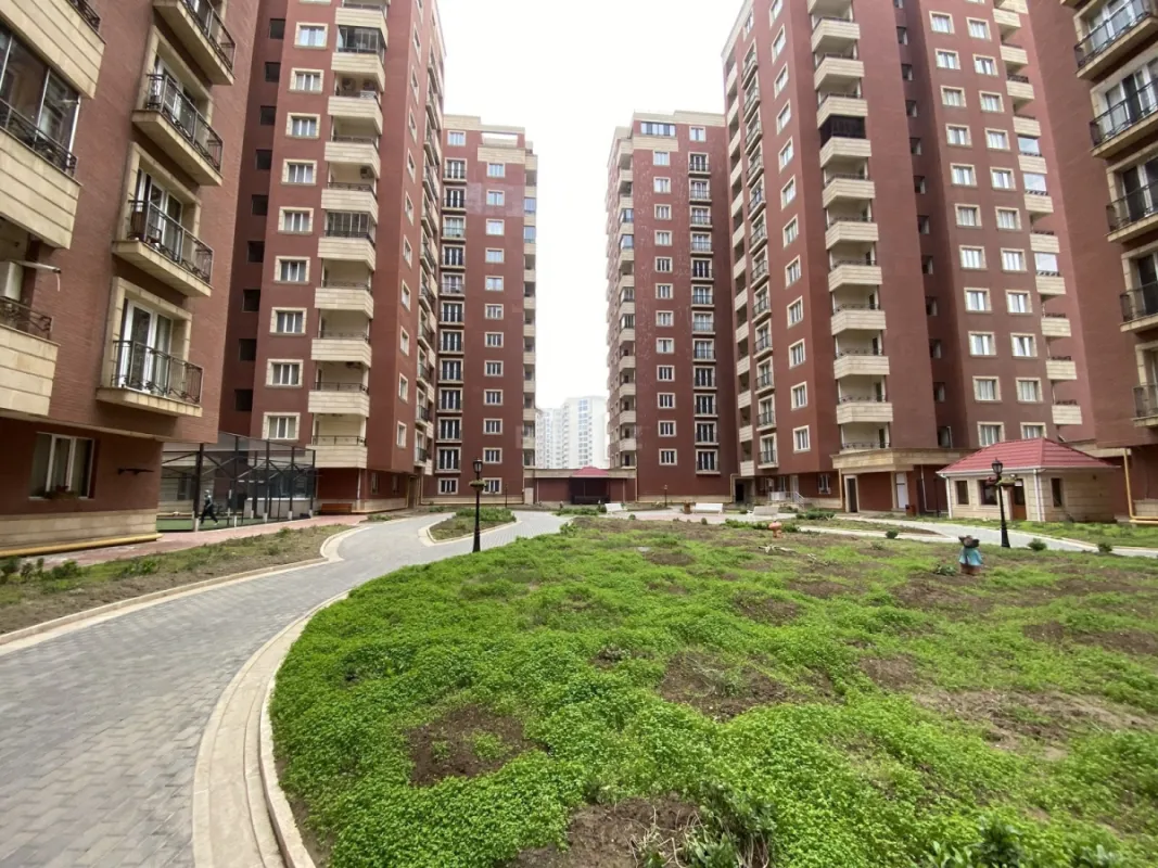 Satılır 4 otaqlı mənzil 212 m²
