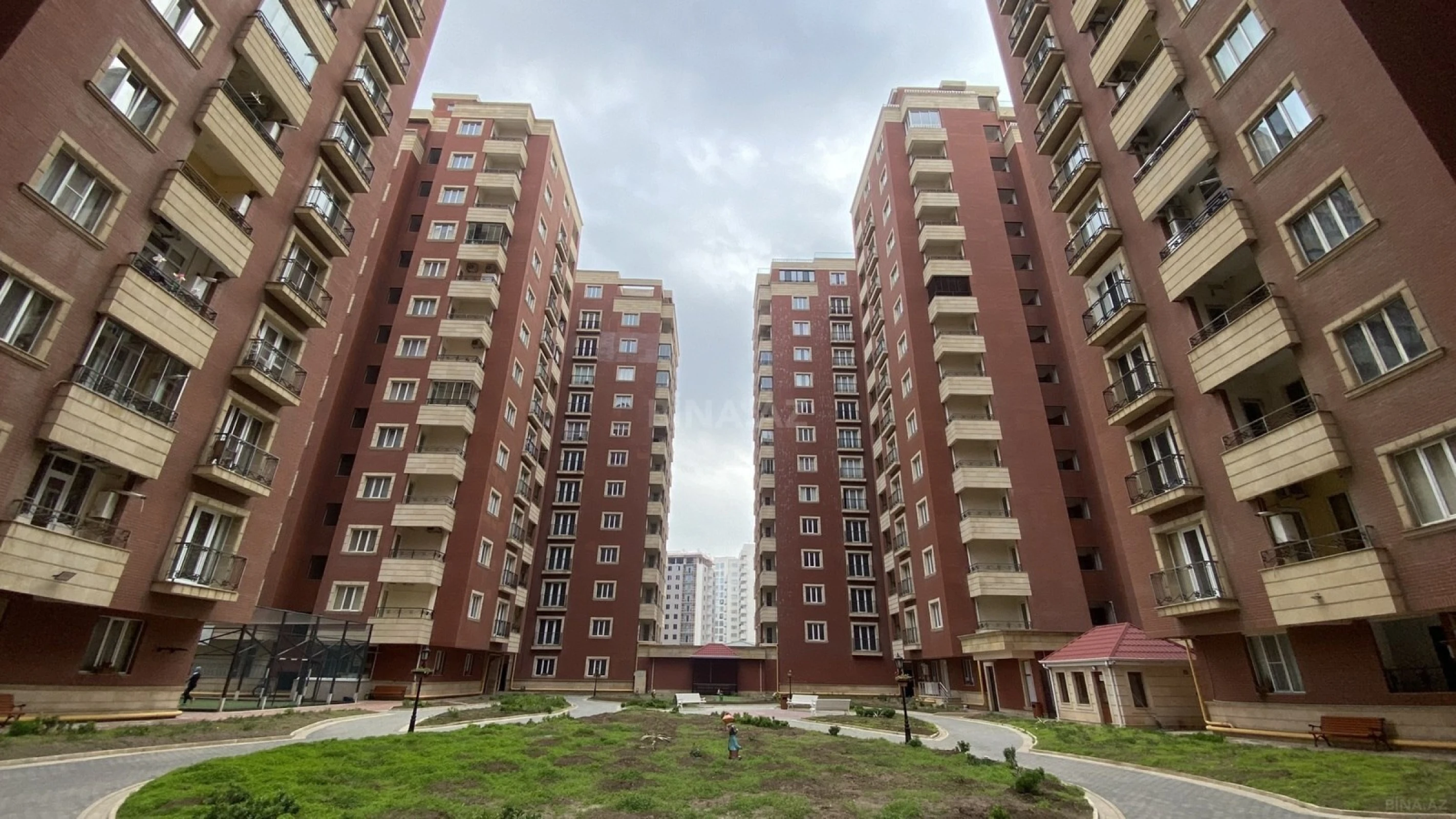 Satılır 4 otaqlı mənzil 212 m²