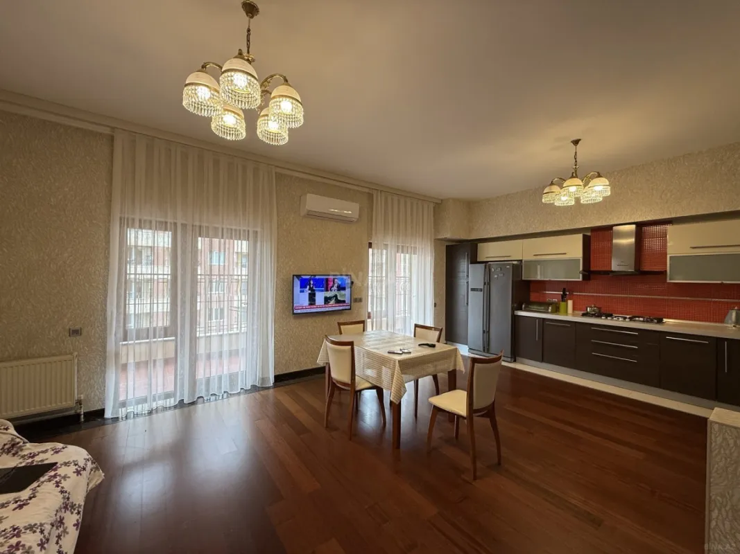 Satılır 4 otaqlı mənzil 212 m²