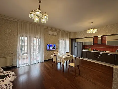 Satılır 4 otaqlı mənzil 212 m²