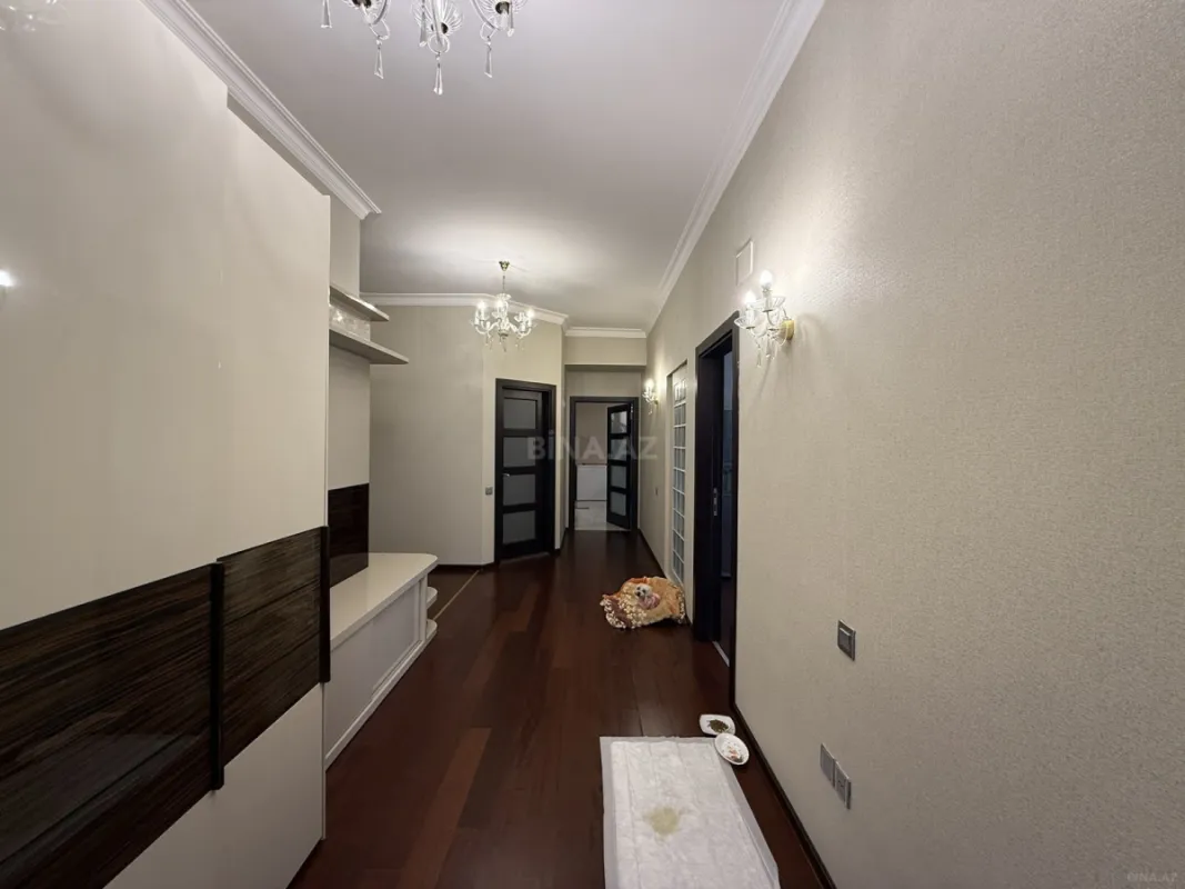 Satılır 4 otaqlı mənzil 212 m²