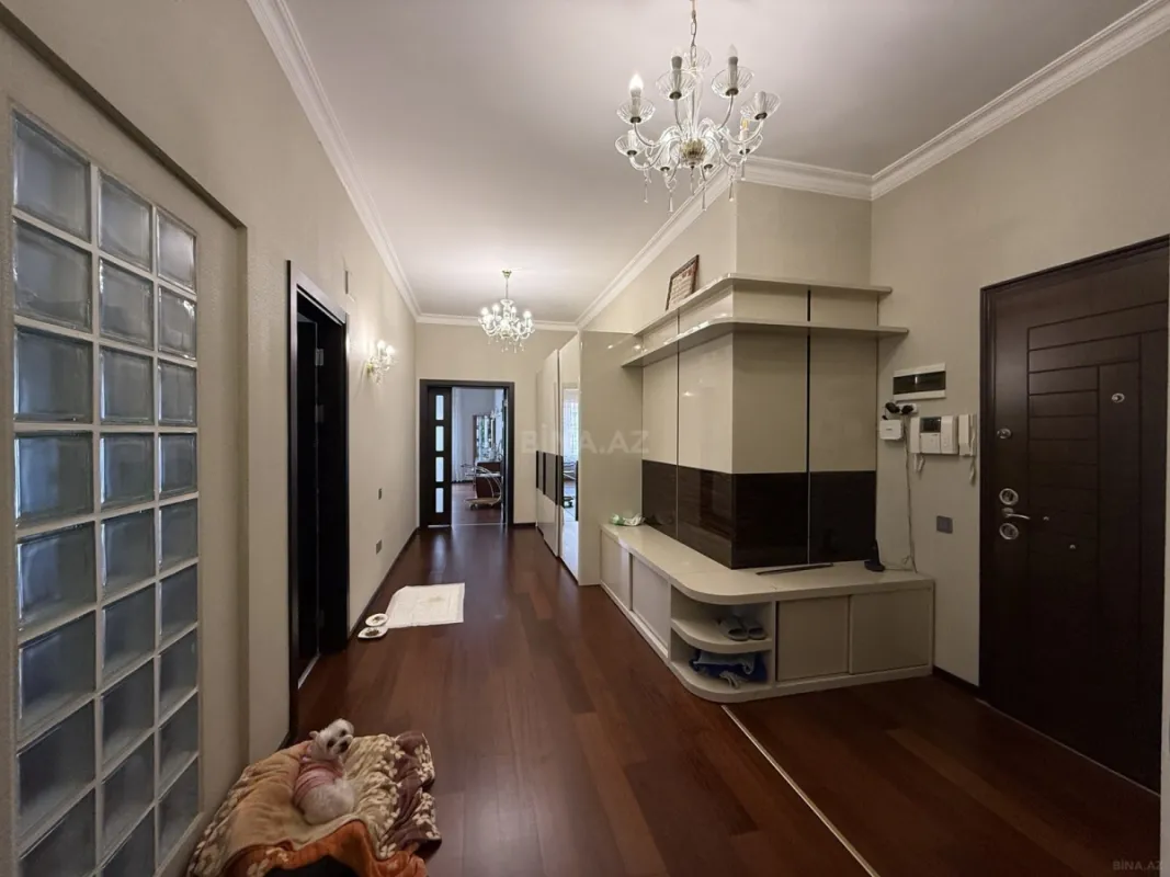 Satılır 4 otaqlı mənzil 212 m²
