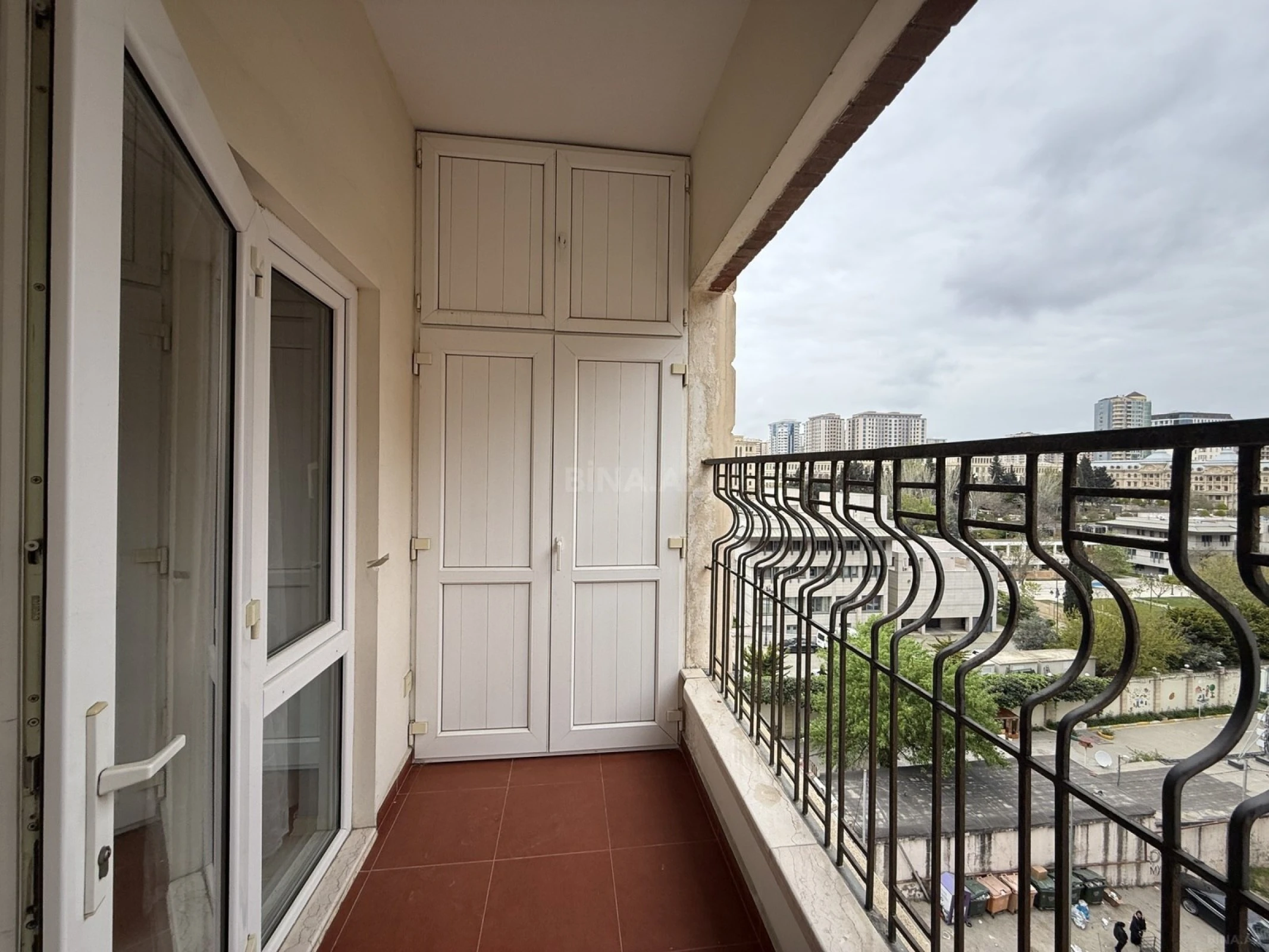 Satılır 4 otaqlı mənzil 212 m²
