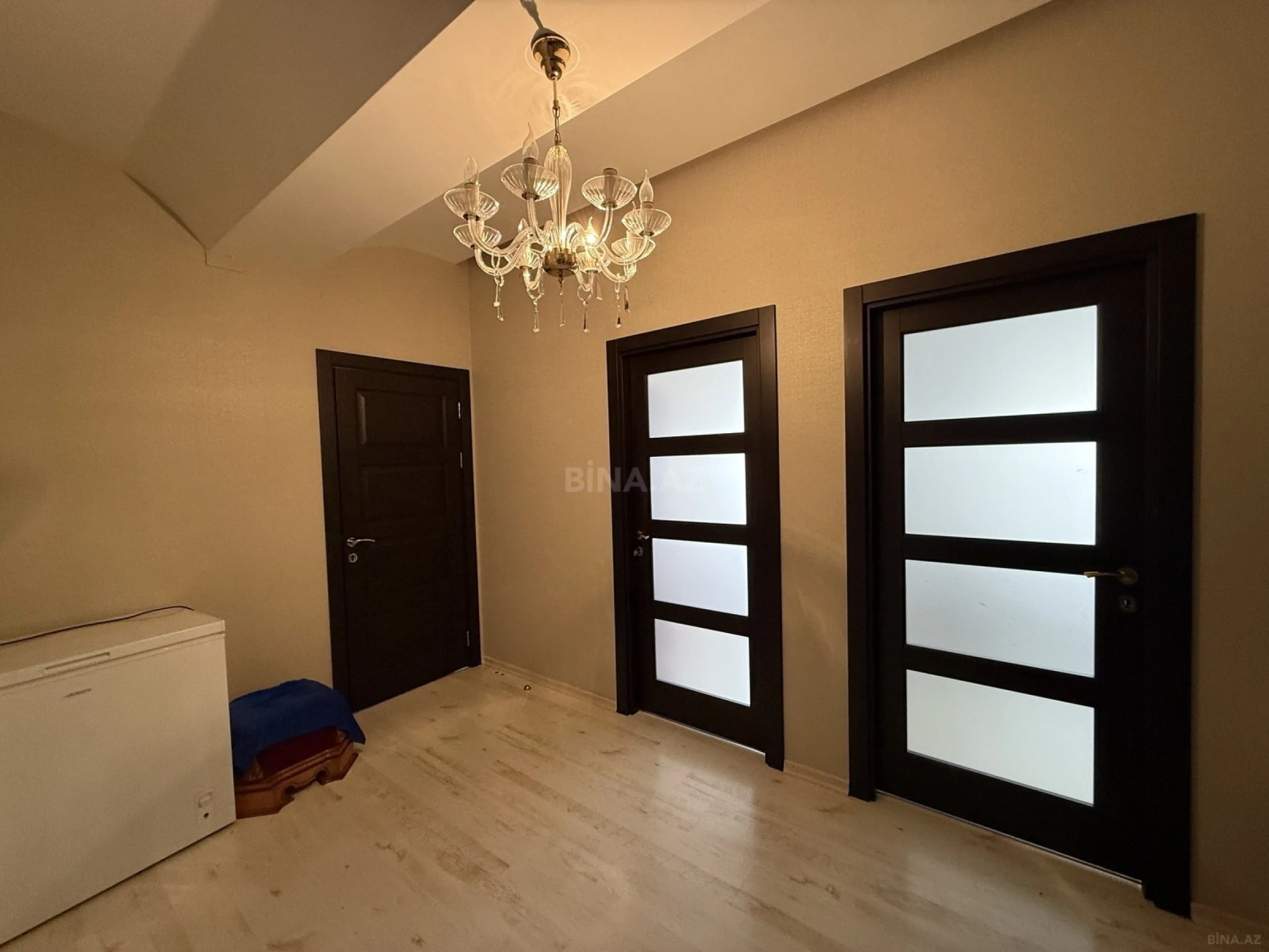 Satılır 4 otaqlı mənzil 212 m²