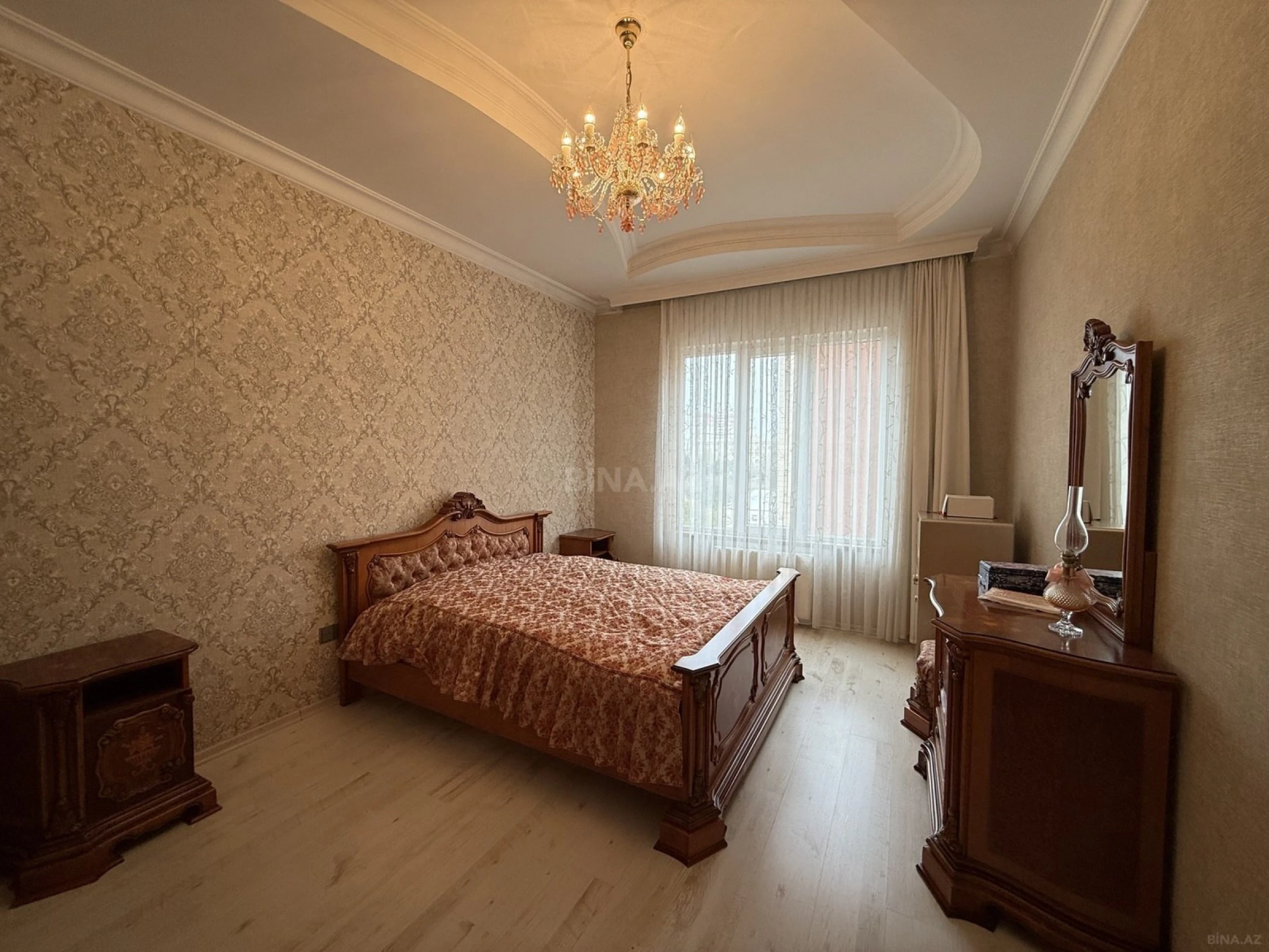Satılır 4 otaqlı mənzil 212 m²