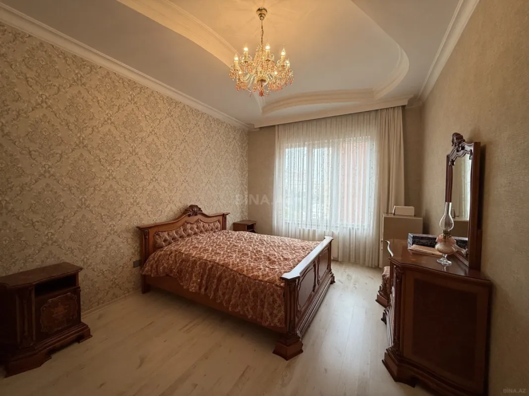 Satılır 4 otaqlı mənzil 212 m²