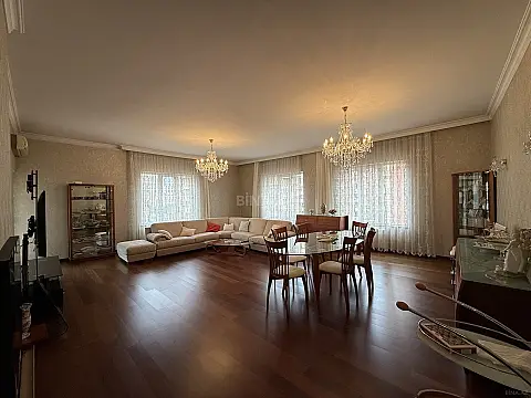 Satılır 4 otaqlı mənzil 212 m²
