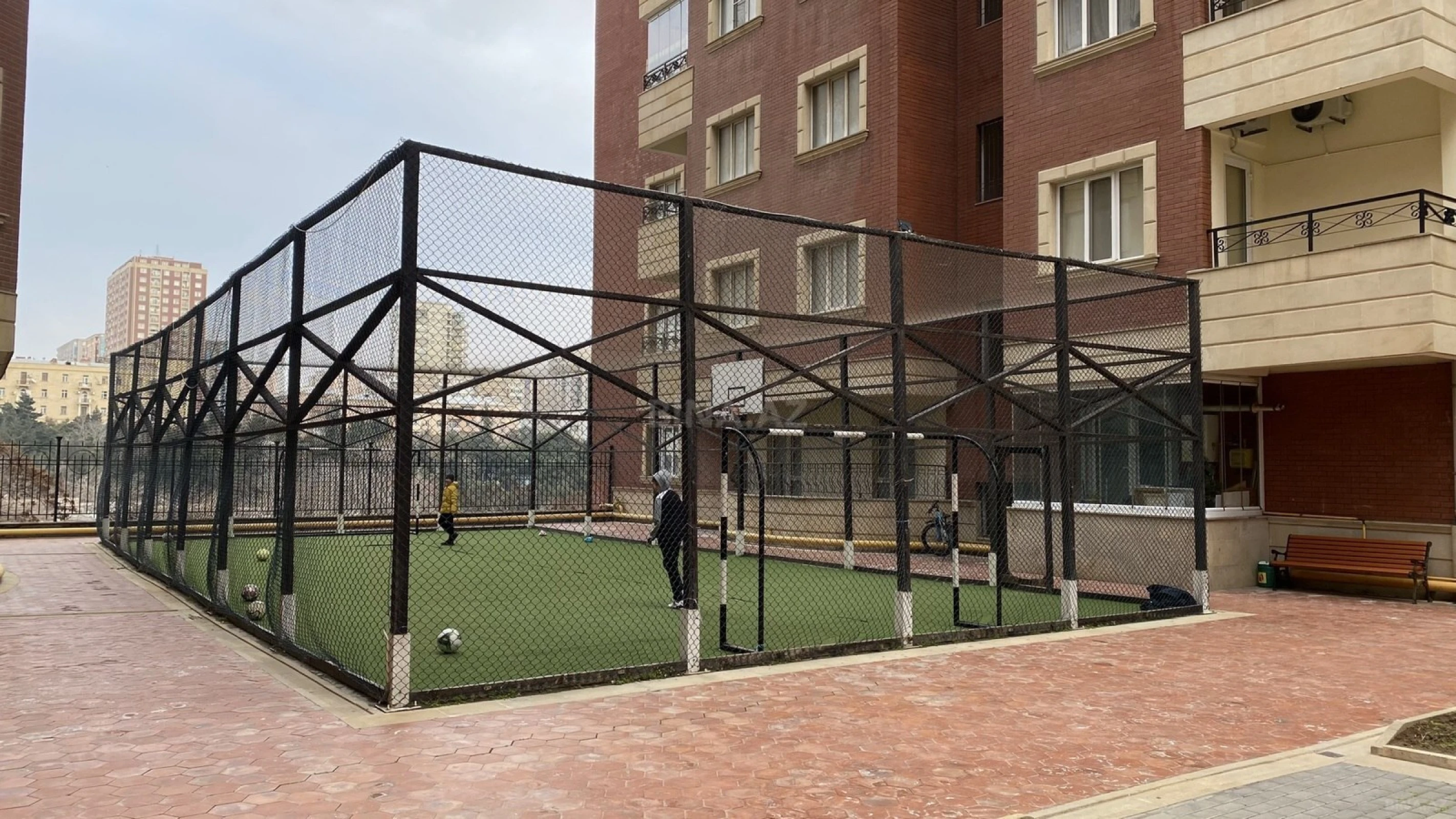 Satılır 4 otaqlı mənzil 212 m²