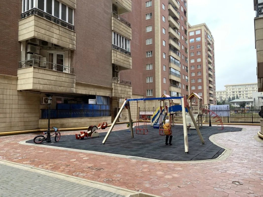 Satılır 4 otaqlı mənzil 212 m²