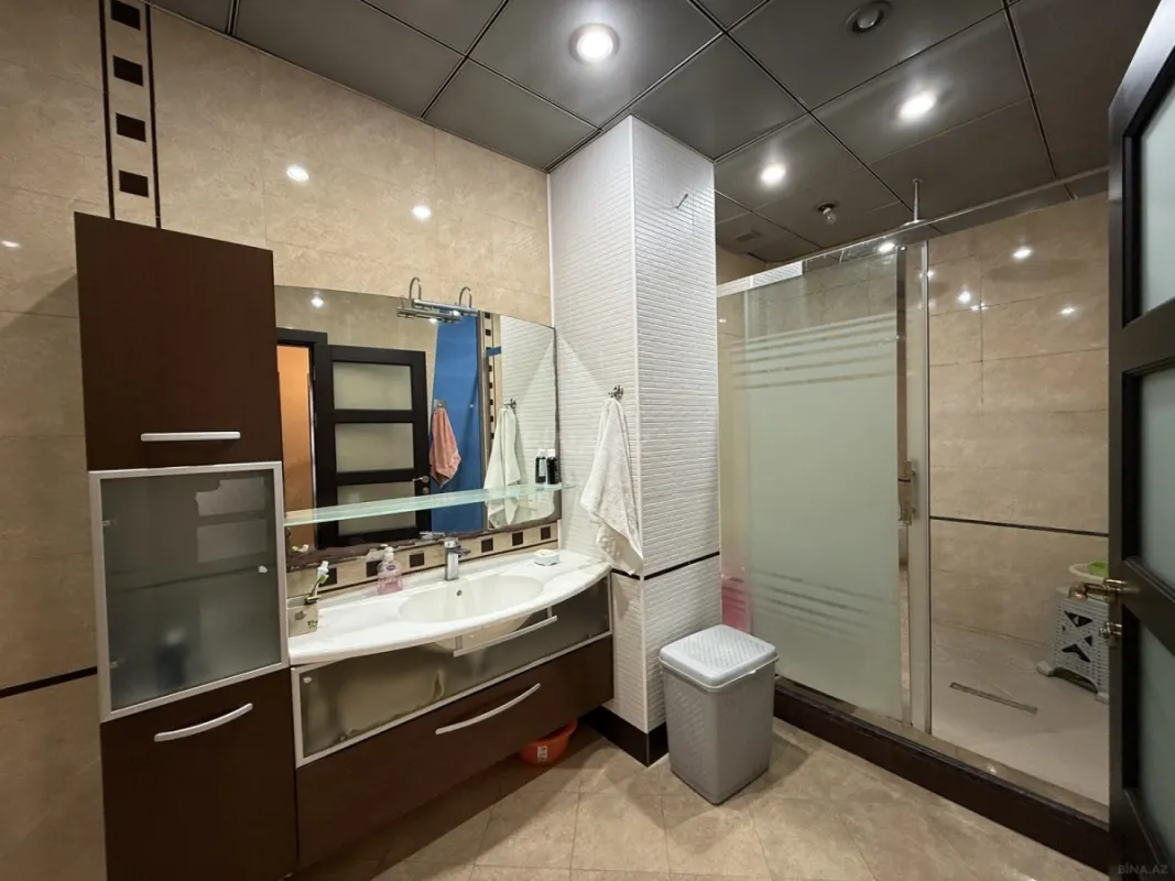 Satılır 4 otaqlı mənzil 212 m²