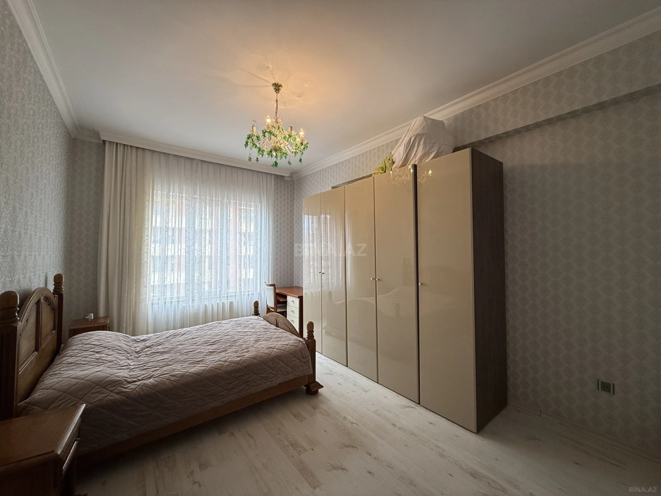 Satılır 4 otaqlı mənzil 212 m²