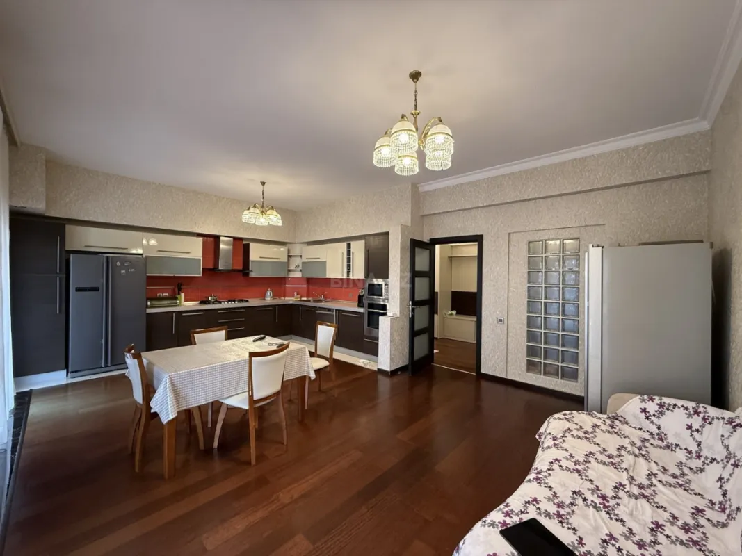 Satılır 4 otaqlı mənzil 212 m²