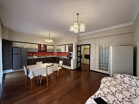 Satılır 4 otaqlı mənzil 212 m²