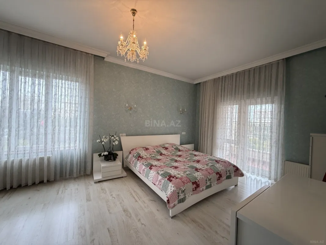 Satılır 4 otaqlı mənzil 212 m²