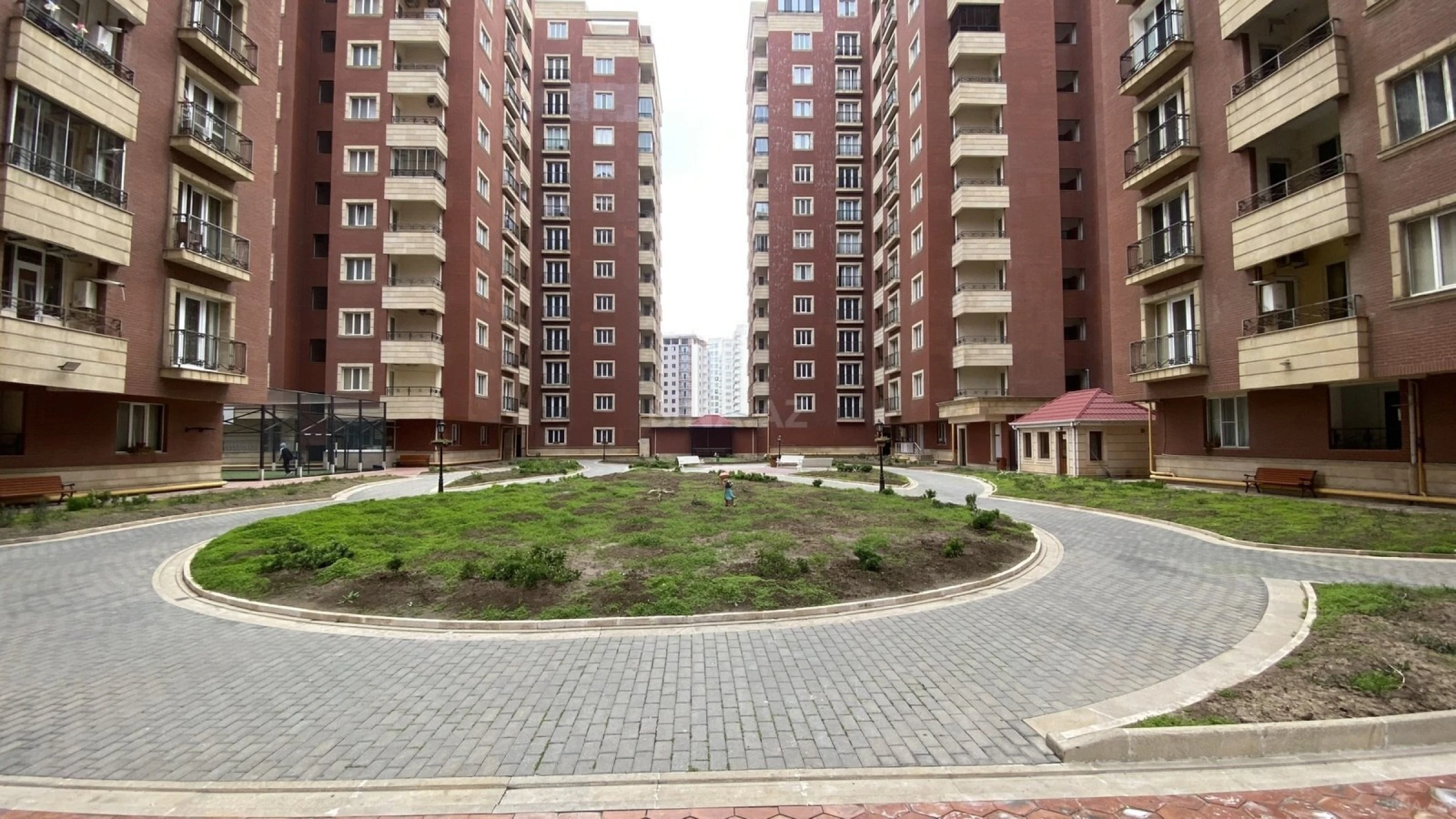 Satılır 4 otaqlı mənzil 212 m²