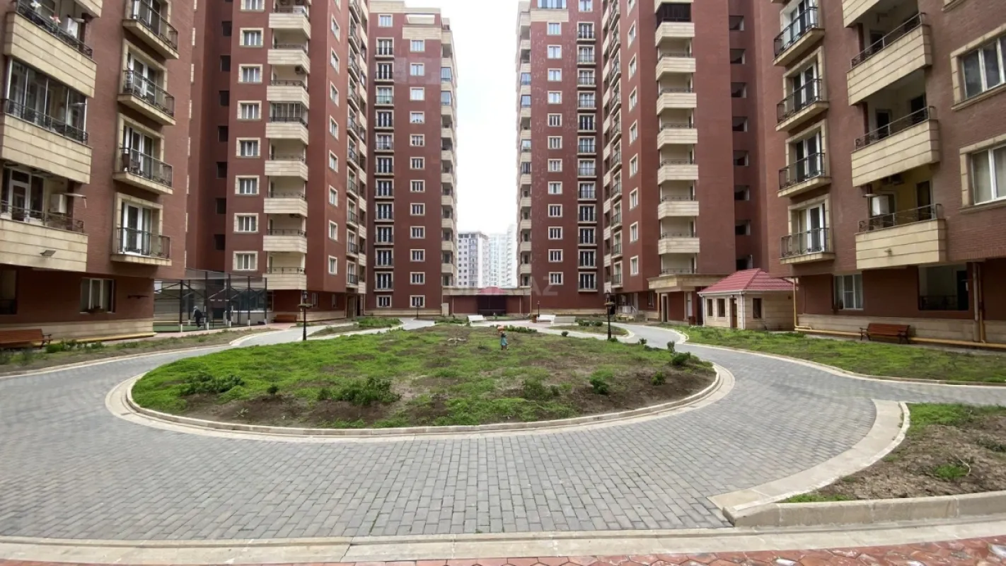 Satılır 4 otaqlı mənzil 212 m²