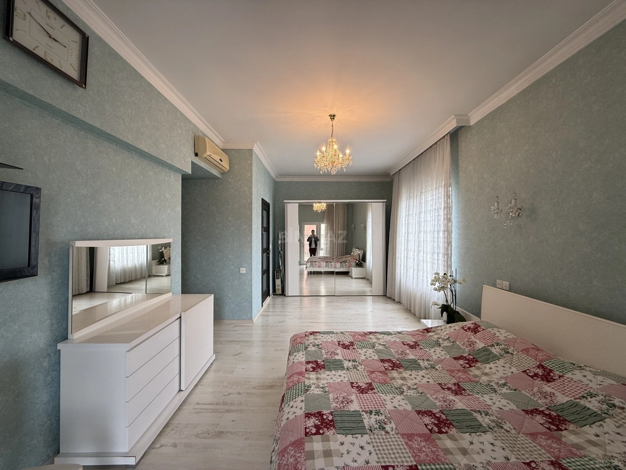 Satılır 4 otaqlı mənzil 212 m²