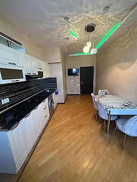 Satılır 4 otaqlı mənzil 140 m²
