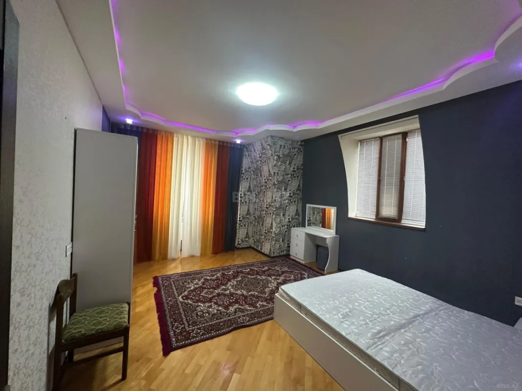 Satılır 4 otaqlı mənzil 140 m²