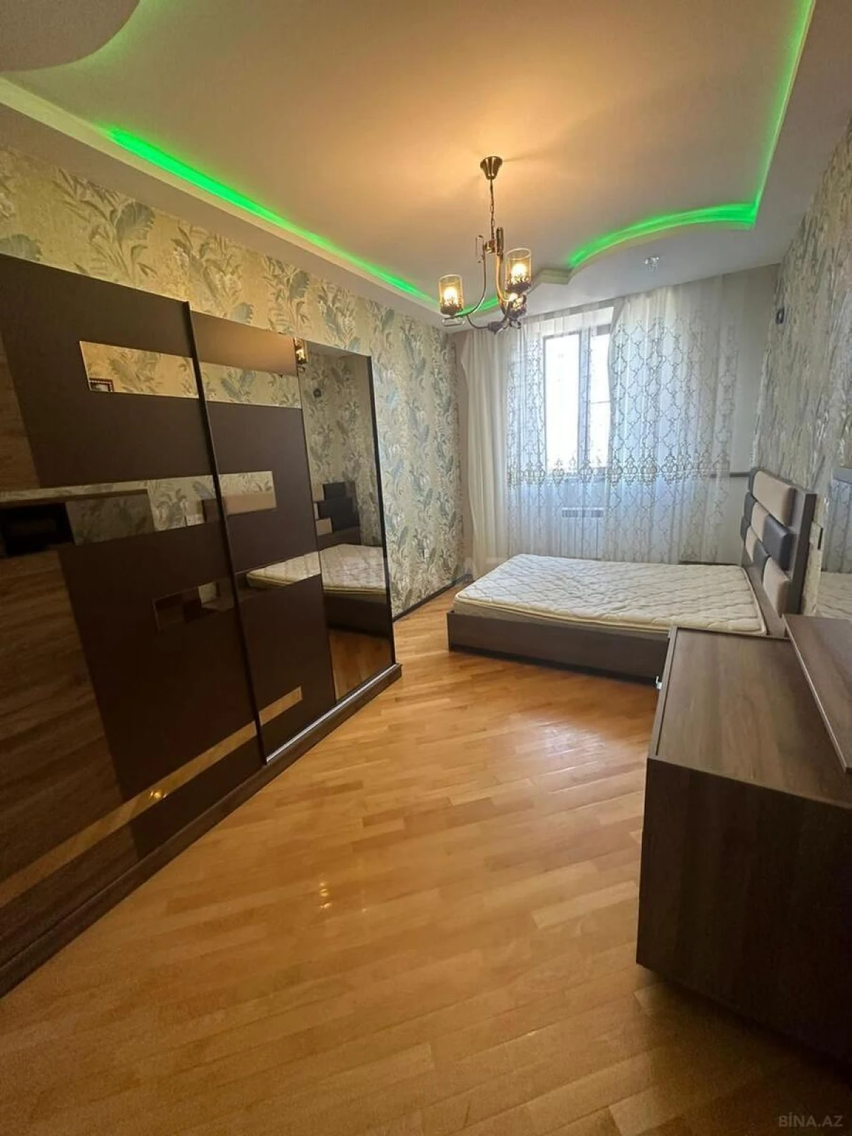Satılır 4 otaqlı mənzil 140 m²