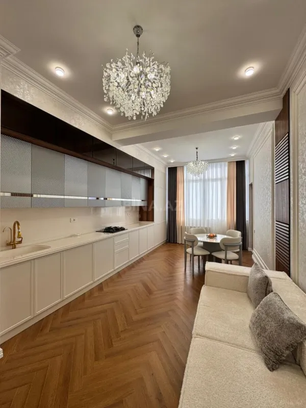 Satılır 3 otaqlı mənzil 130 m²