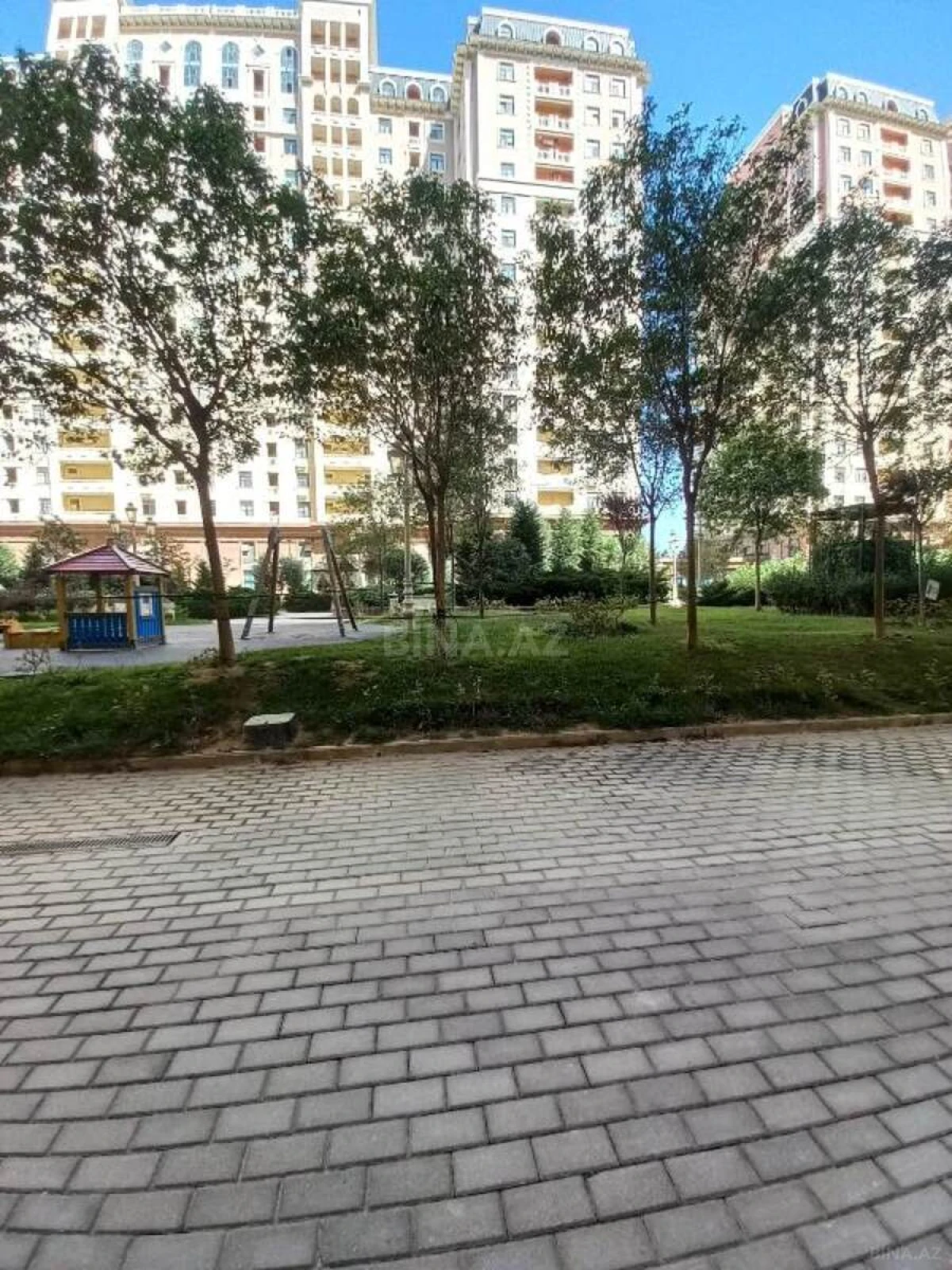 Satılır 3 otaqlı mənzil 142 m²