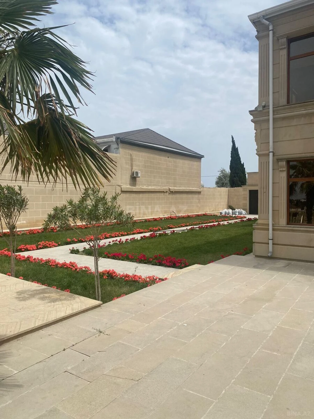 Kirayə verilir 10 otaqlı həyət evi 700 m²