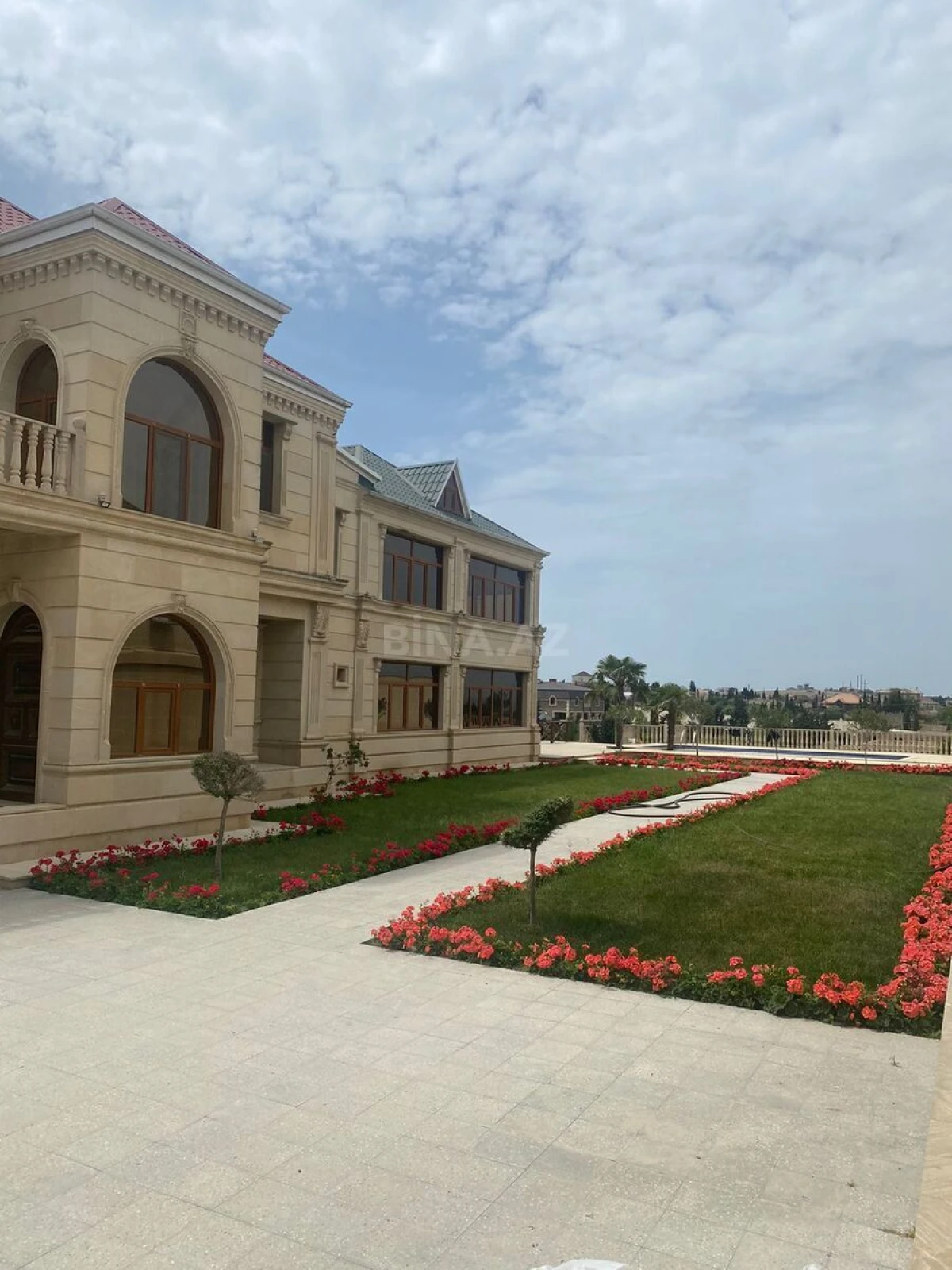 Kirayə verilir 10 otaqlı həyət evi 700 m²