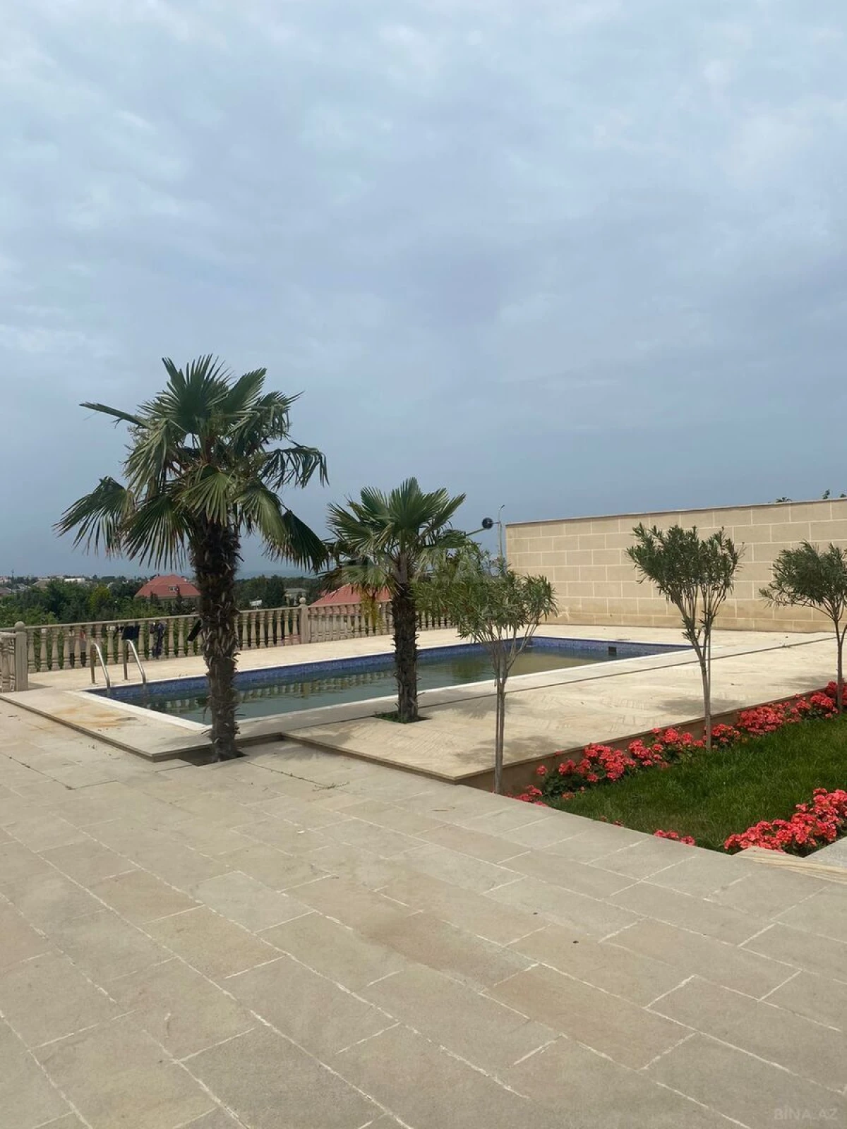 Kirayə verilir 10 otaqlı həyət evi 700 m²
