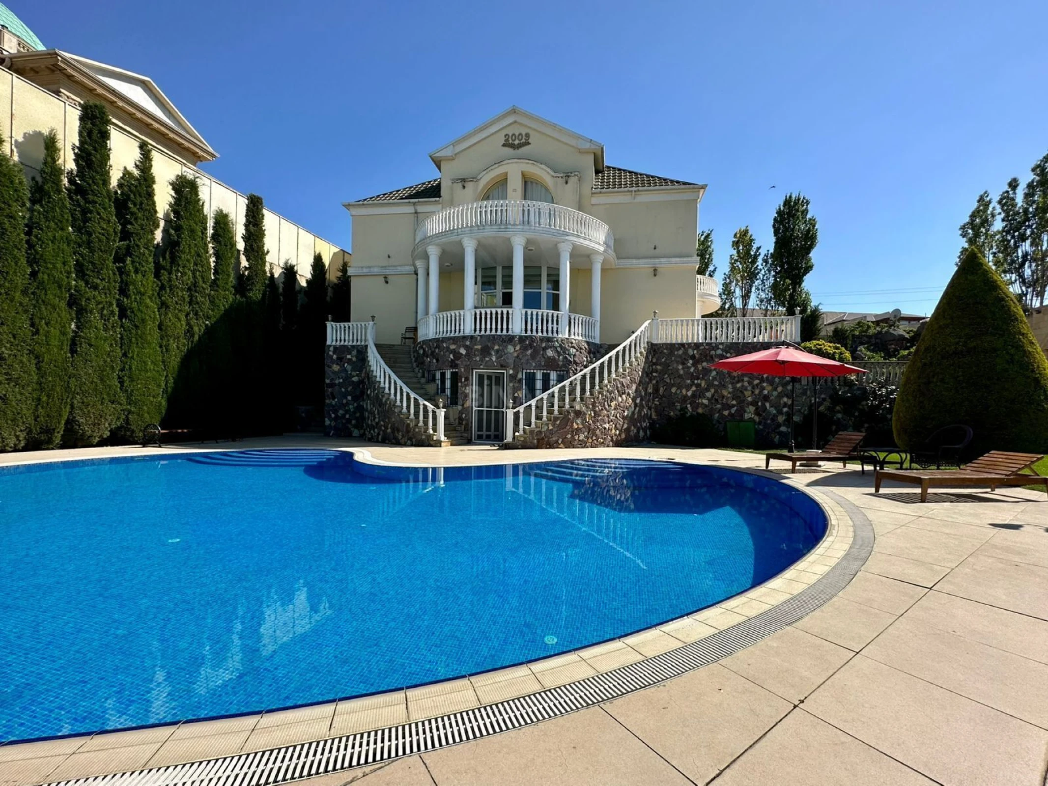 Kirayə verilir 6 otaqlı həyət evi 530 m²