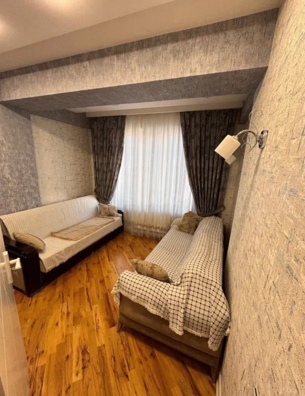 Satılır 4 otaqlı mənzil 135 m²