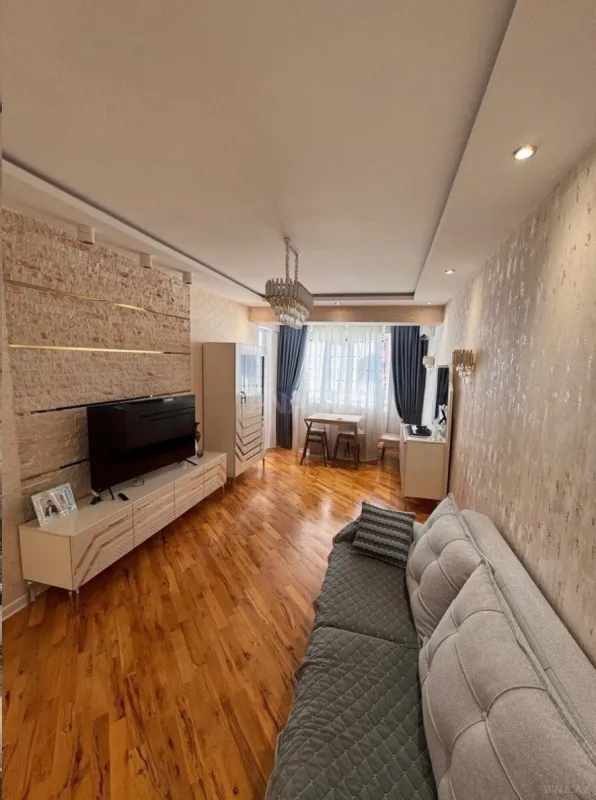 Satılır 4 otaqlı mənzil 135 m²