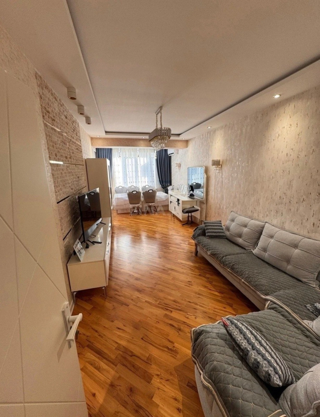 Satılır 4 otaqlı mənzil 135 m²