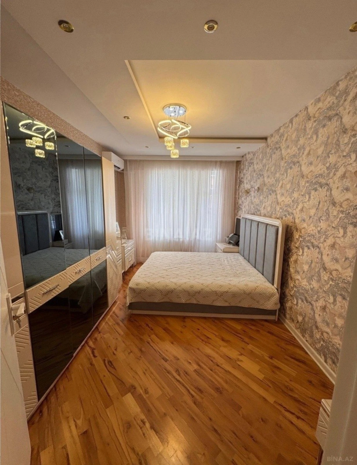 Satılır 4 otaqlı mənzil 135 m²