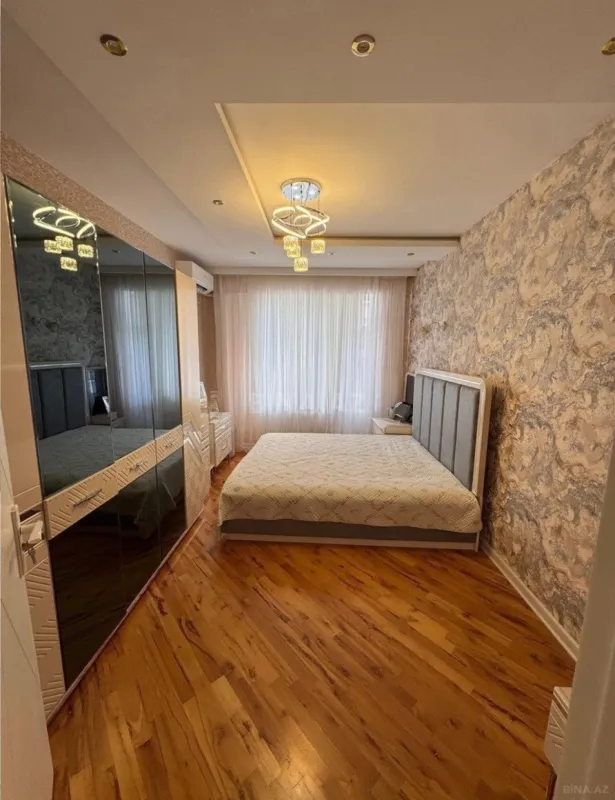 Satılır 4 otaqlı mənzil 135 m²