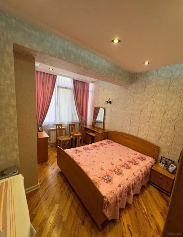 Satılır 4 otaqlı mənzil 135 m²