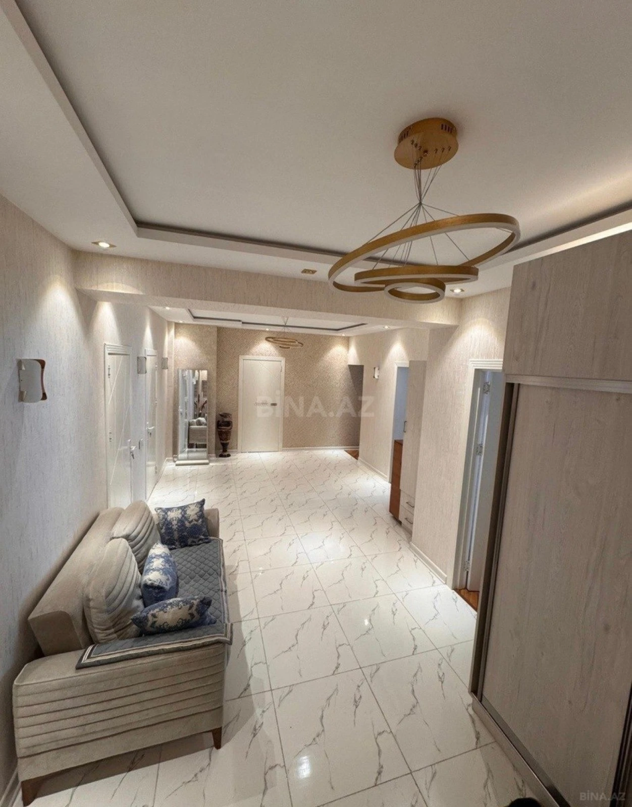 Satılır 4 otaqlı mənzil 135 m²
