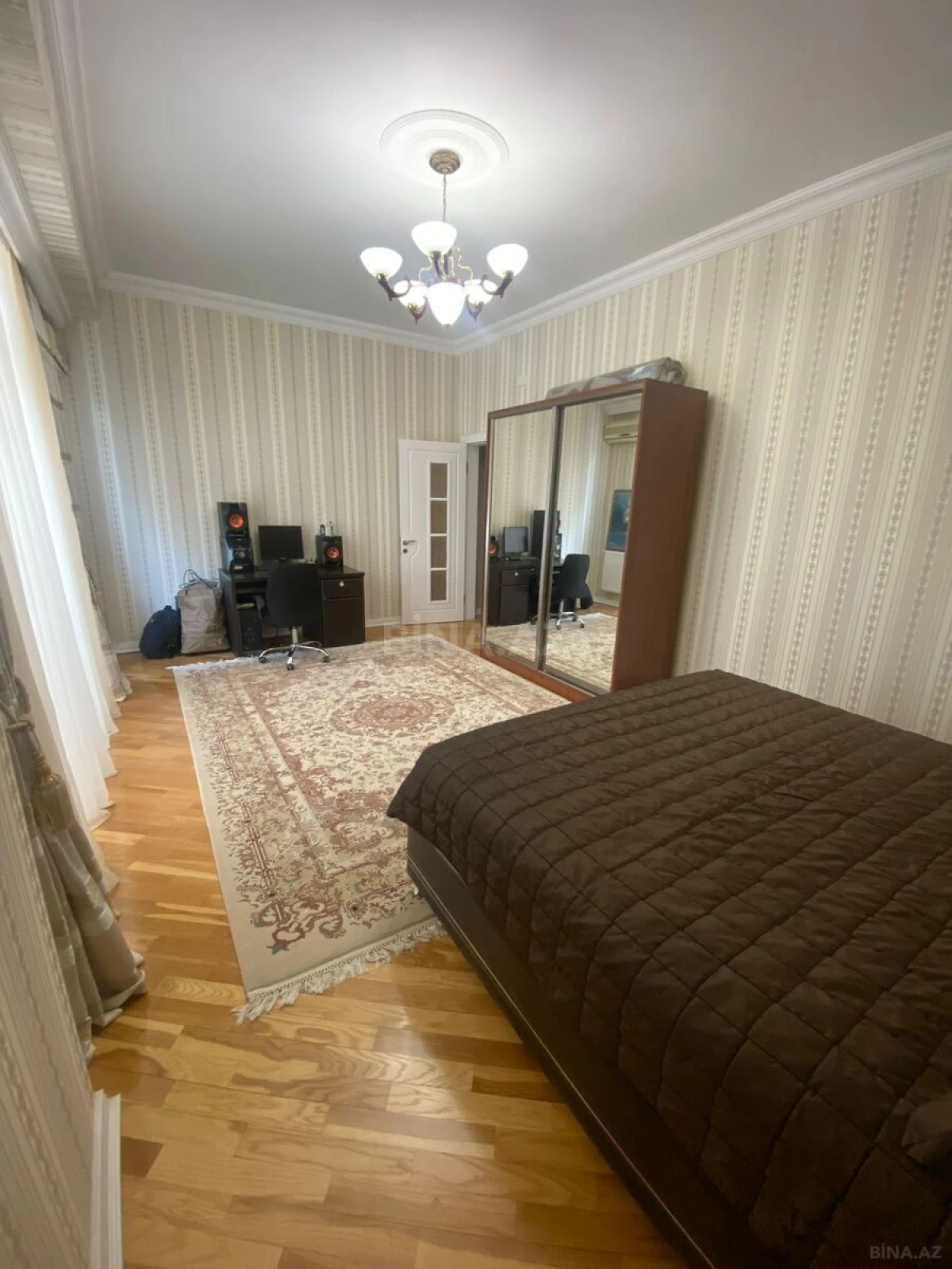 Satılır 4 otaqlı mənzil 186 m²
