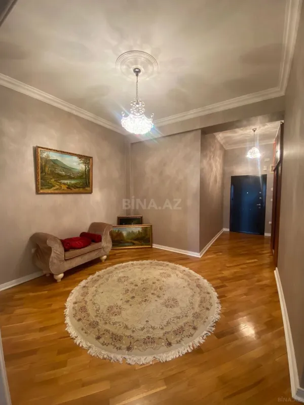 Satılır 4 otaqlı mənzil 186 m²