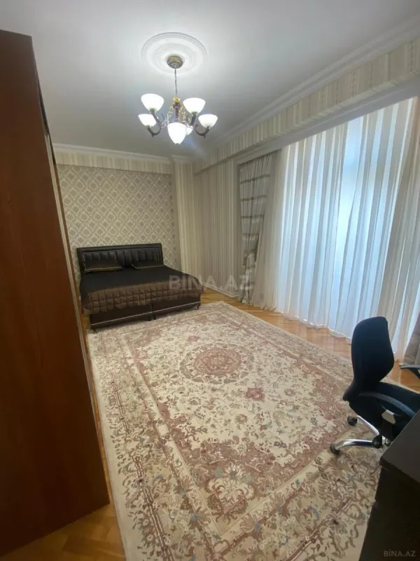 Satılır 4 otaqlı mənzil 186 m²