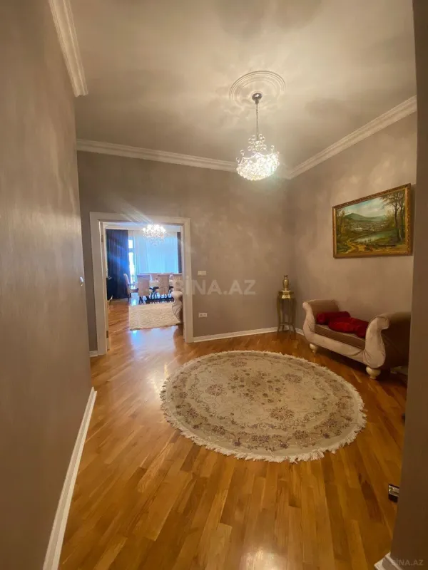 Satılır 4 otaqlı mənzil 186 m²