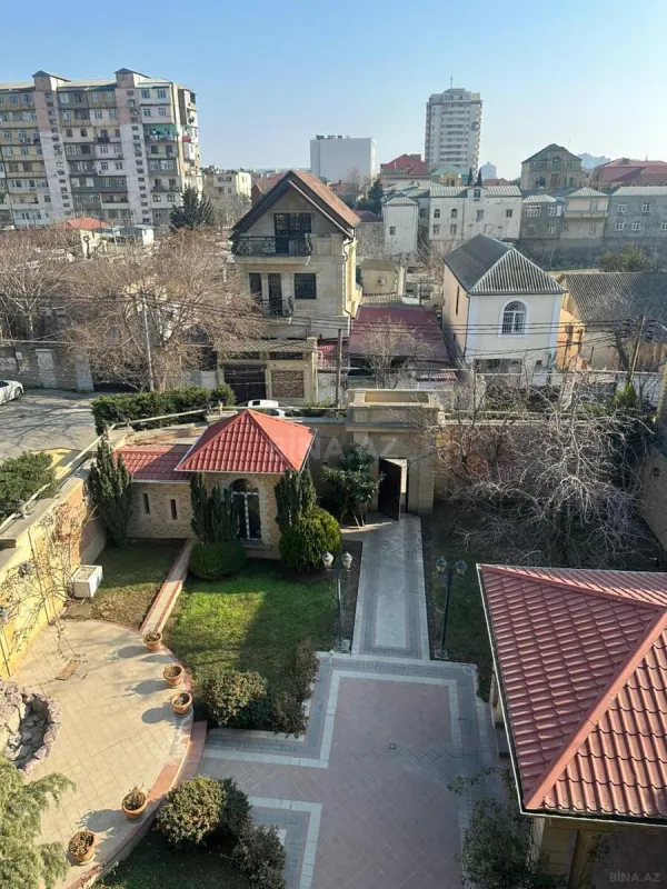 Satılır 18 otaqlı həyət evi 1200 m²