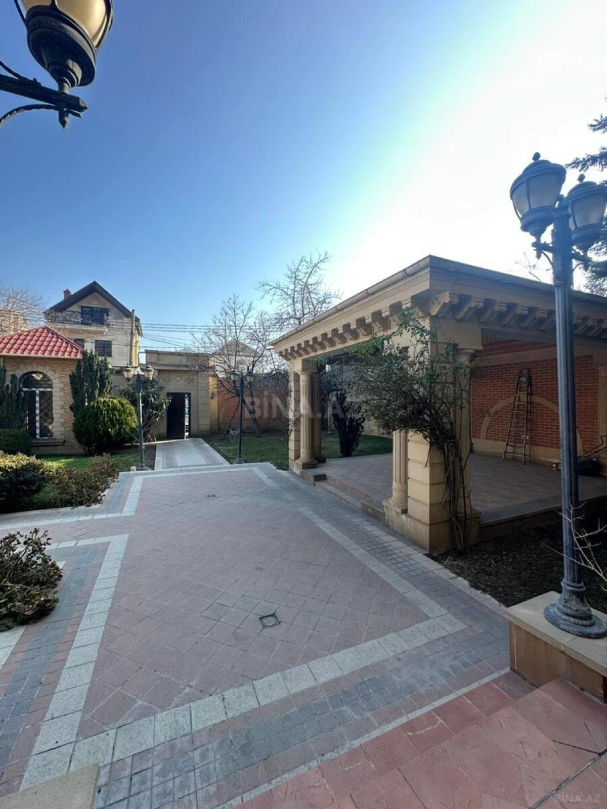 Satılır 18 otaqlı həyət evi 1200 m²