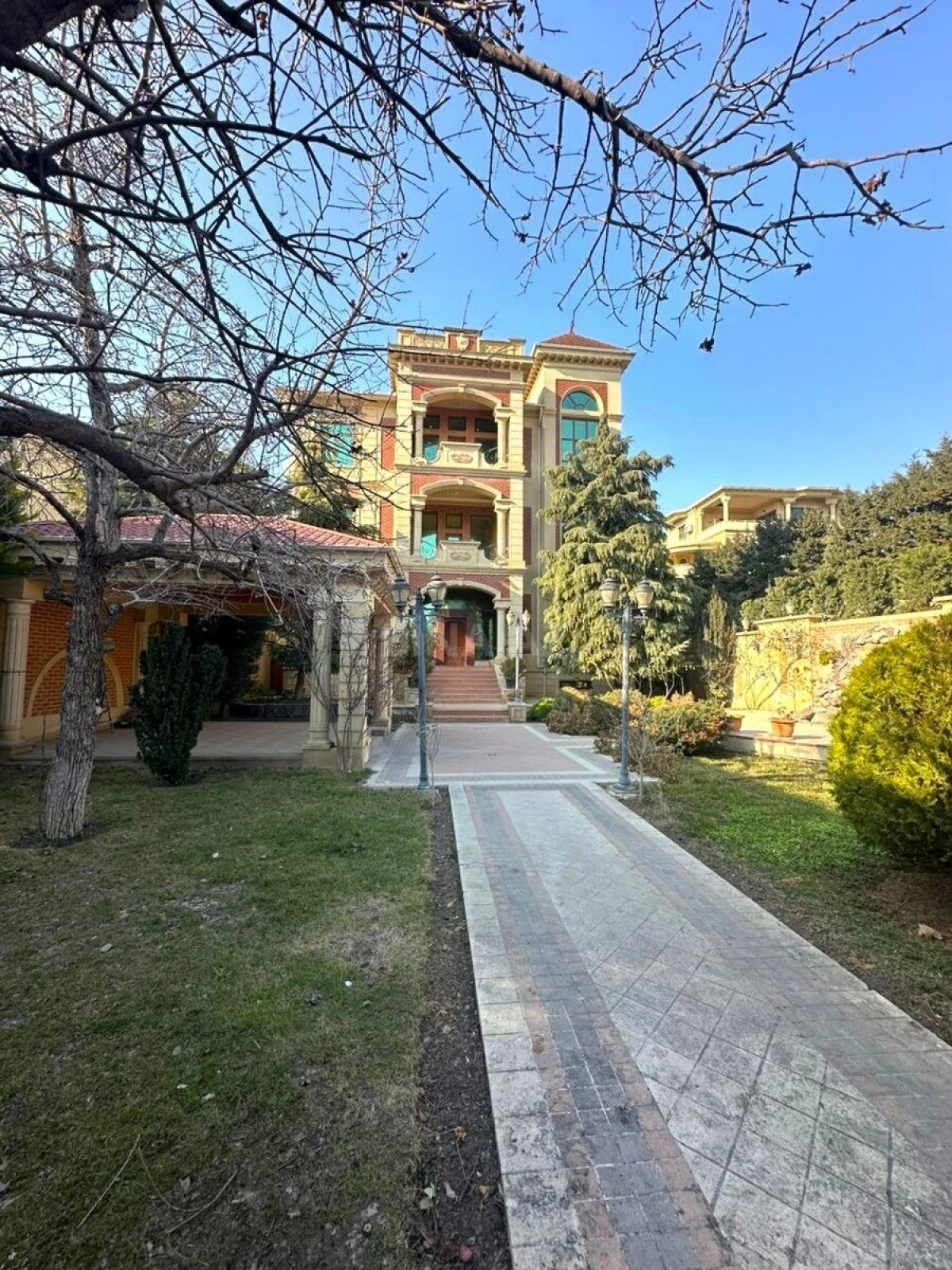 Satılır 18 otaqlı həyət evi 1200 m²