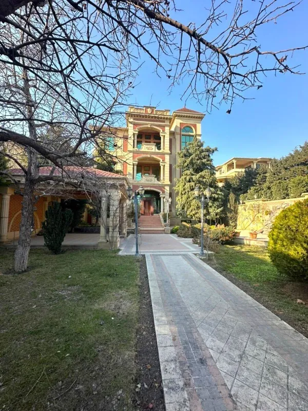 Satılır 18 otaqlı həyət evi 1200 m²