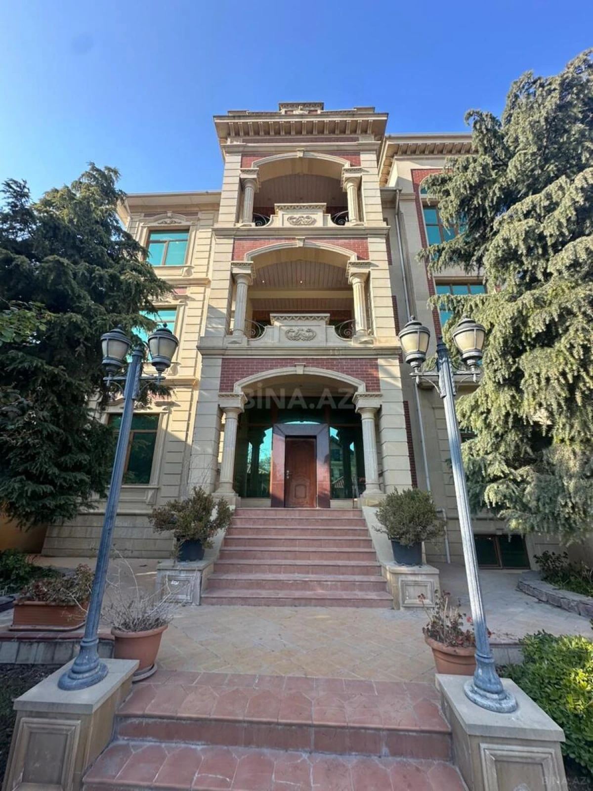 Satılır 18 otaqlı həyət evi 1200 m²