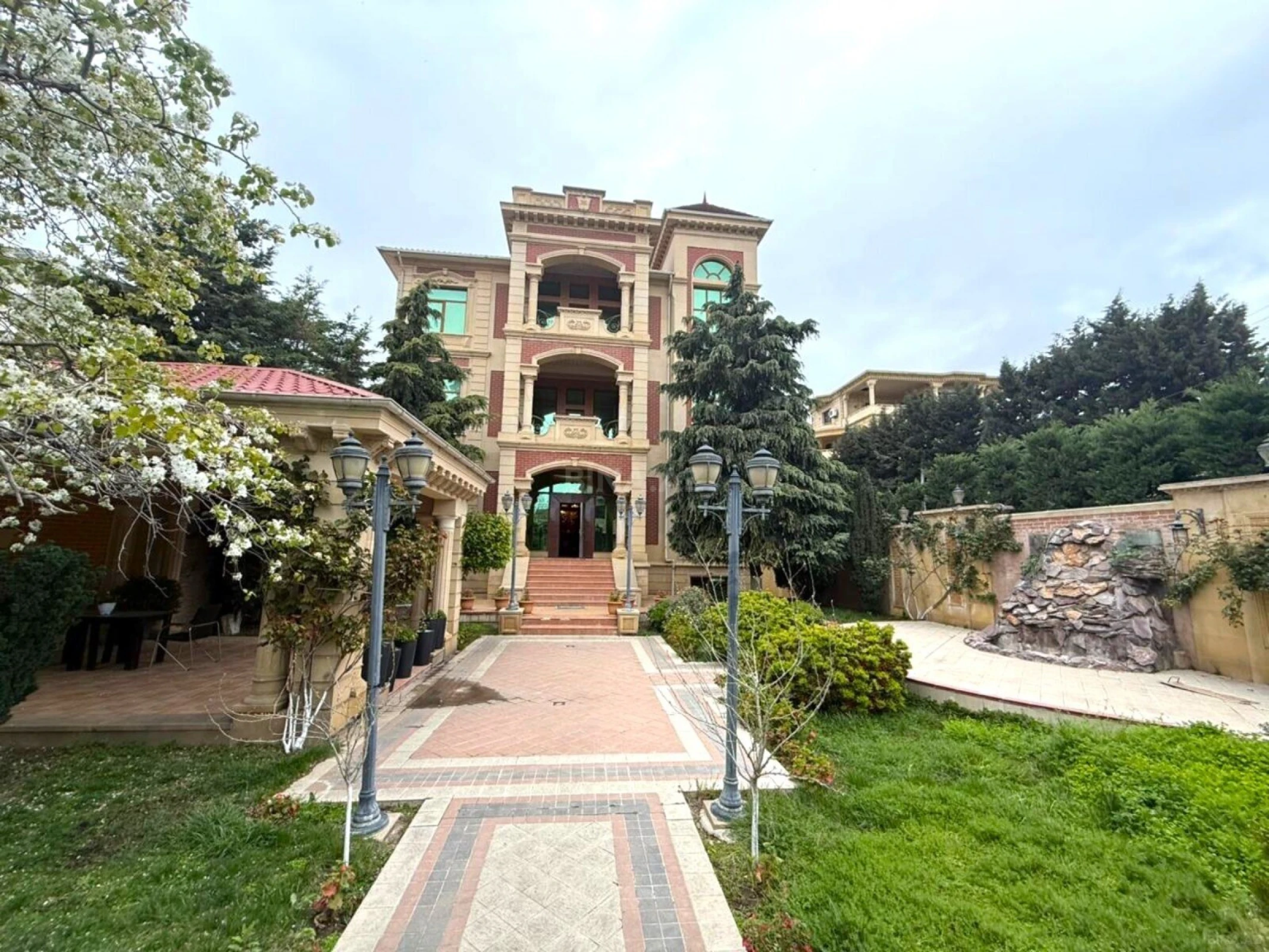 Satılır 18 otaqlı həyət evi 1200 m²