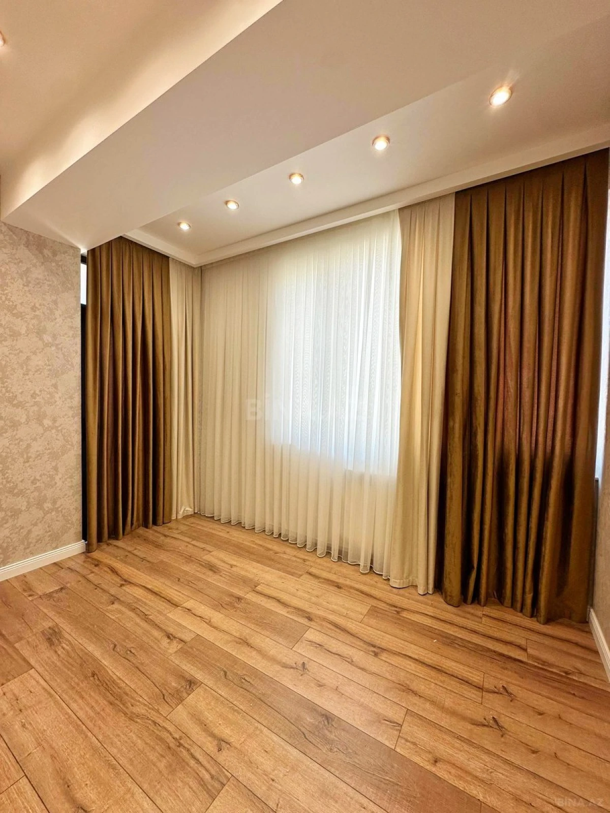 Satılır 4 otaqlı mənzil 110 m²