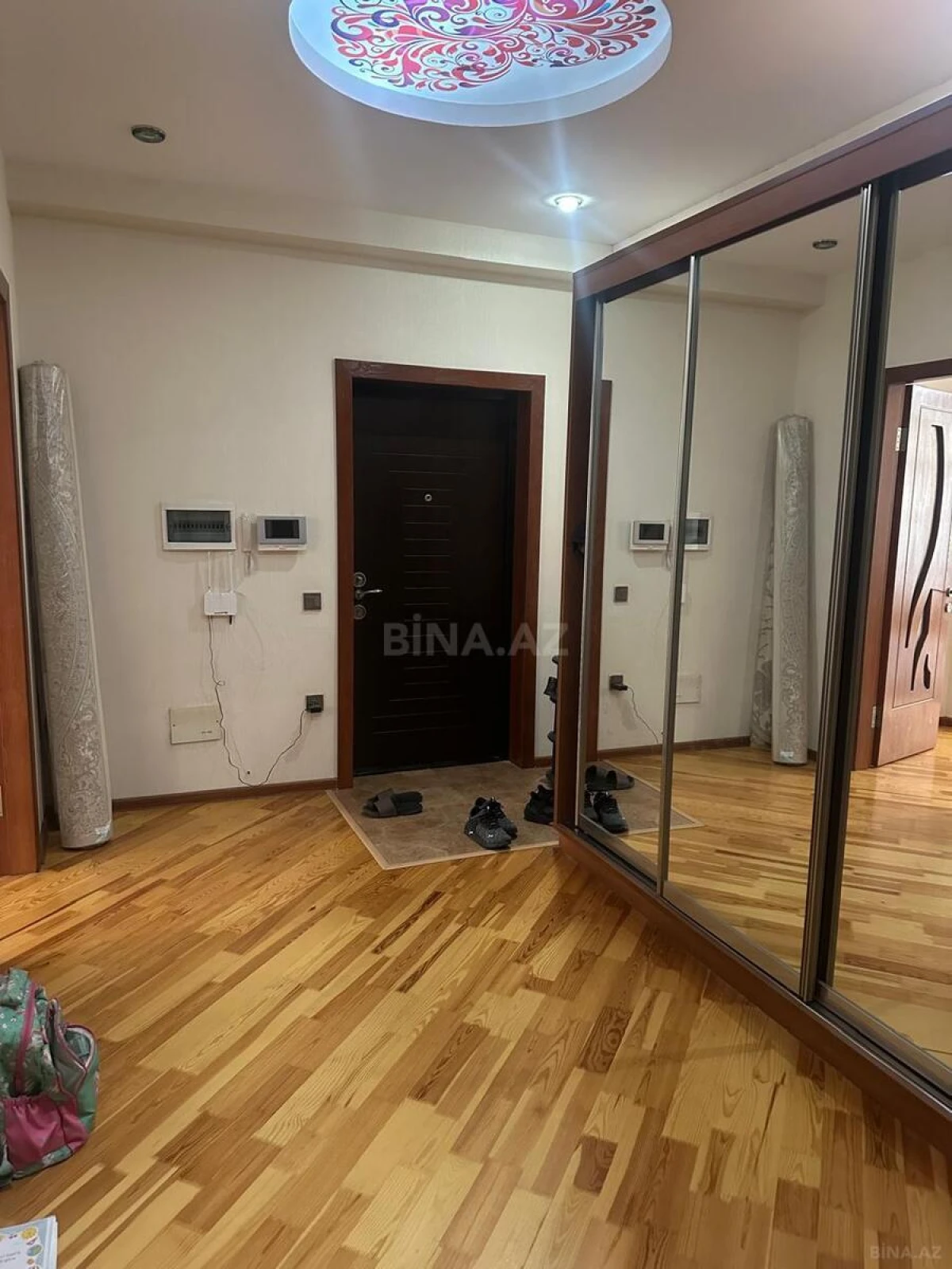 Satılır 2 otaqlı mənzil 102 m²