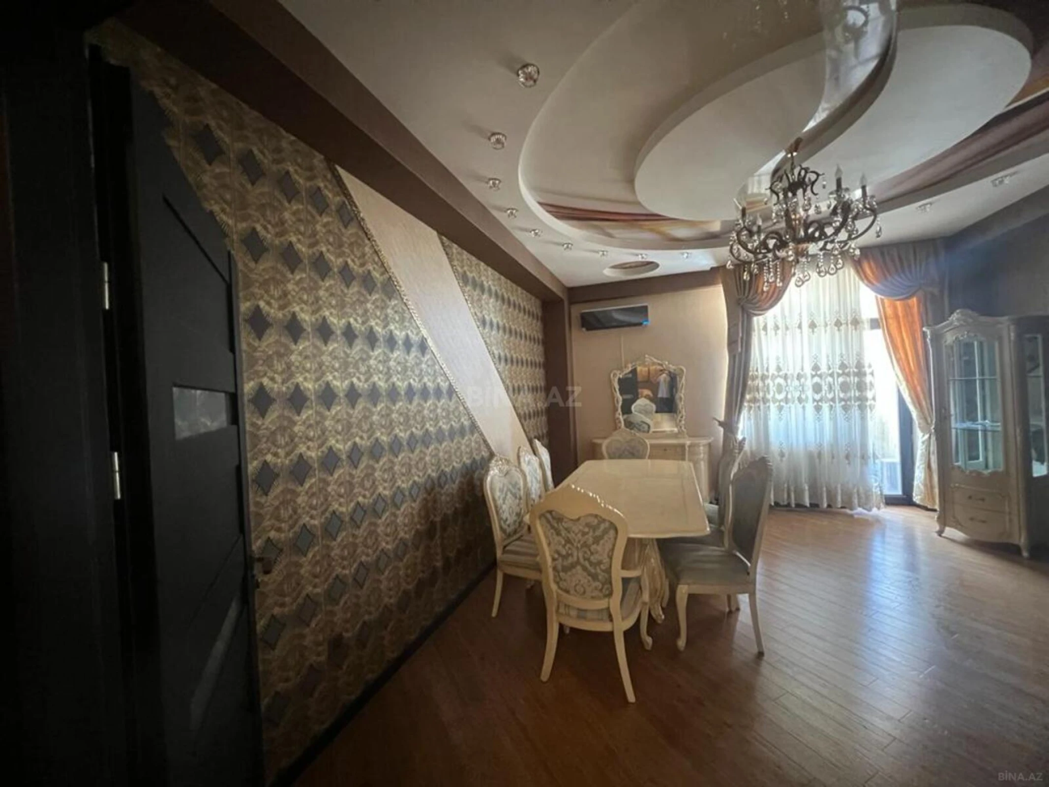 Kirayə verilir 4 otaqlı mənzil 160 m²